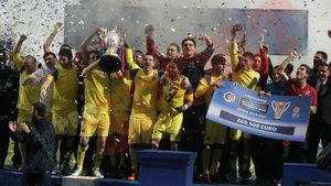 Emeric Ienei le-a înmânat jucătorilor steliști trofeul Cupei României