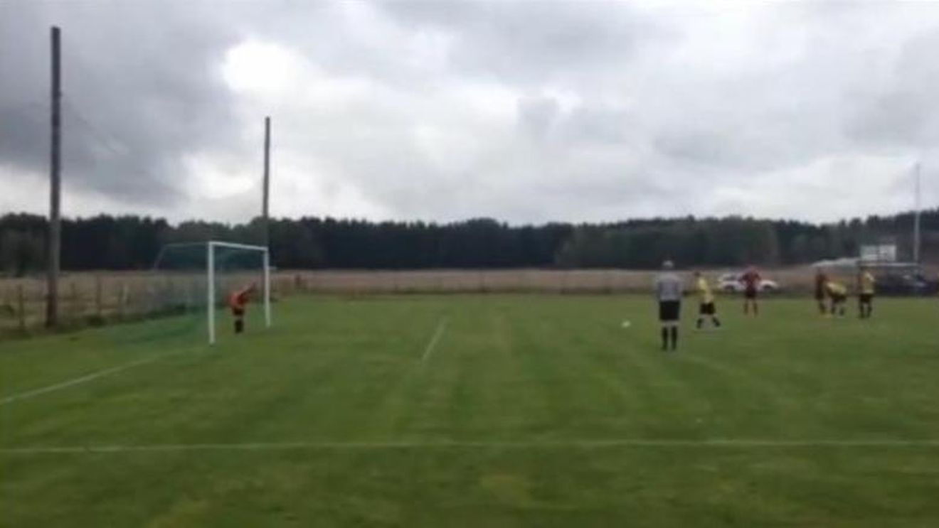 VIDEO E orb în proporție de 99%, dar antrenează o echipă de fotbal și chiar a marcat un gol după ce a rămas fără jucători