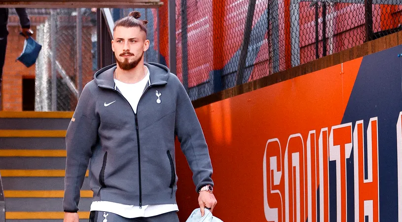 Transferul la Real Madrid care îl poate favoriza pe Radu Drăgușin. „Galacticii” vor să îl cumpere pe fundașul lateral de la Tottenham, iar Ange Postecoglou ar putea schimba sistemul de joc