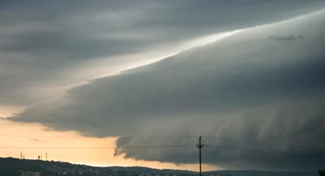 Jumătate de ţară, sub cod galben de vreme severă până sâmbătă seara. Rafalele de vânt depăşesc 50 km/oră