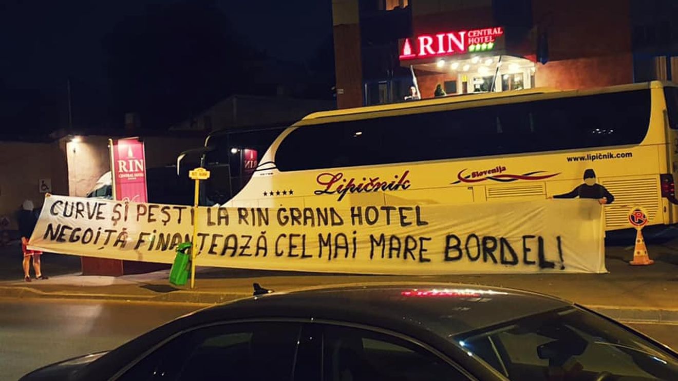 FOTO | Suporterii lui Dinamo continuă "războiul" cu Ionuț Negoiță: "Finanțează cel mai mare bordel!". Cazul celebru de proxenetism la care au făcut referire