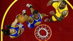 VIDEO | Go small, win big! Avantaj pentru Golden State Warriors, după ce a spulberat-o pe Cleveland în meciul patru al finalei NBA. James, doar 20 de puncte