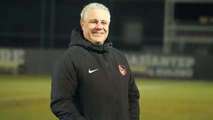 Marius Șumudică s-a amuzat copios pe seama VAR: „Stau în rulota aia și mănâncă crenvurști” + A râs și de un adversar: „Nu avea unghiile tăiate, săracul!”