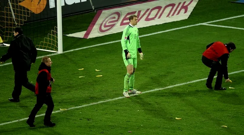 Imaginea sezonului în Bundesliga!** Neuer, atacat cu banane de către fanii lui Dortmund
