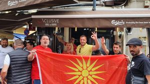 Fanii veniți din Macedonia de Nord au dat recital la București! Au petrecut superb după eșecul cu Austria și au făcut o horă în Centrul Vechi: „România, mulțumim!” | FOTO&VIDEO EXCLUSIV