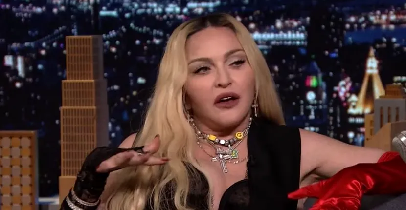 FOTO & VIDEO / Madonna a făcut show la emisiunea lui Jimmy Fallon. S-a întins pe biroul moderatorului și ș-a arătat lenjeria intimă!