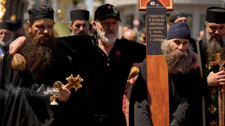 Gigi Becali a băgat 700.000 de euro într-o chilie de la Muntele Athos și a rămas perplex când a văzut ce se întâmplă acolo: „Băi, au intrat dracii în oameni!”