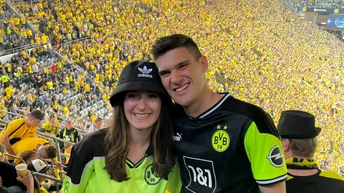 Un român care e suporter Borussia Dortmund a investit mii de euro în colecția sa de tricouri și nu ratează nicio deplasare a favoriților. „În ultimii 9 ani am pierdut maxim două meciuri!” Întâlnirea cu Reus și Bellingham l-a marcat | FOTO & VIDEO EXCLUSIV