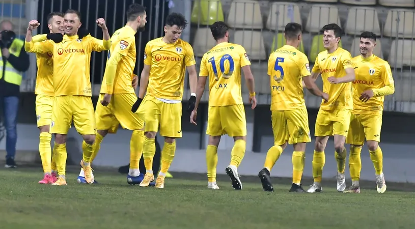 Fotografia care-l dă de gol! Fotbalistul-parior de la Petrolul stă cu banii în mână într-o casă de pariuri