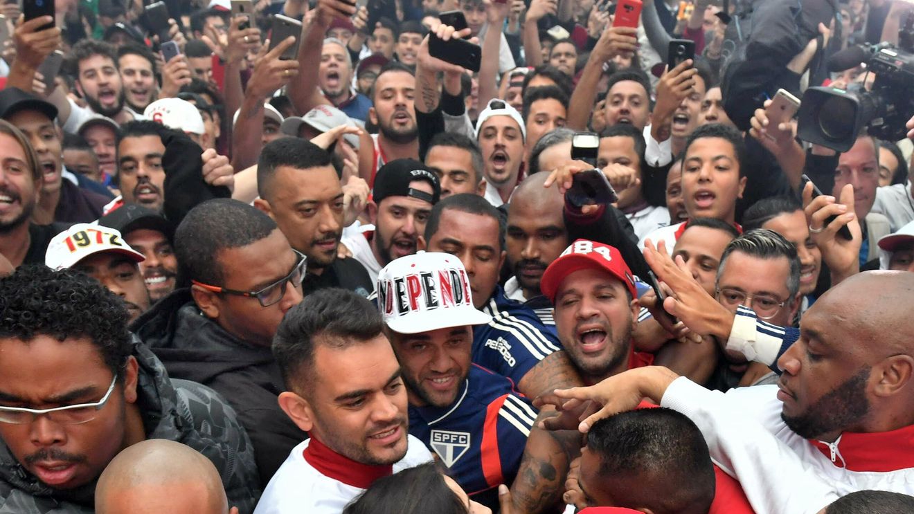 Sute de oameni pe străzile din Sao Paulo. VIDEO | Dani Alves, primit ca un rege la echipa din Brazilia