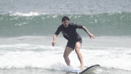 Din Giuleşti în Yunnan, un român a ajuns atât de apreciat în China încât i-au pictat chipul pe pereții blocurilor