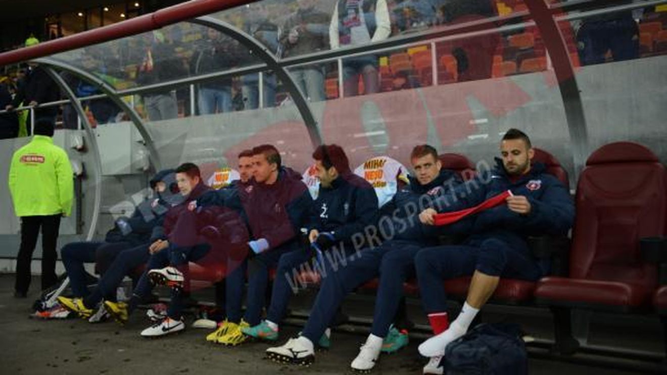Stadion de cinci stele, organizare ca la județ:** arbitrul de rezervă a arătat minutele de prelungire cu degetele! Cum a fost posibil :)