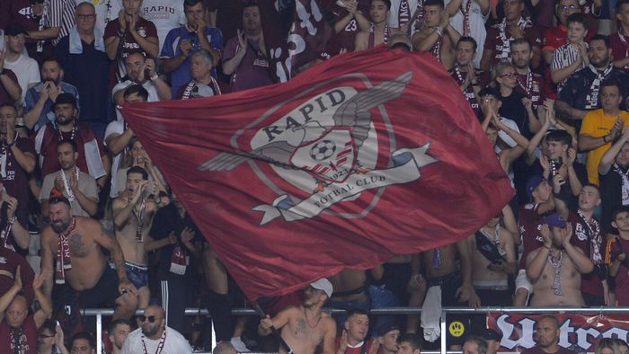 Oficialul Rapidului, contestat de fanii din Giulești, a venit la derby-ul Dinamo - Craiova. A fost însoțit de omul care l-a adus pe Kopic