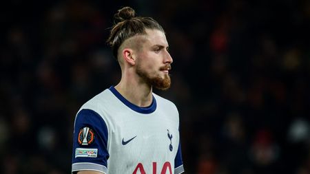 Nu e glumă! Tottenham vrea să transfere un alt fundaş român, după ce l-a luat pe Radu Drăguşin: „Vrea să-l cumpere, deşi costă 25.000.000 de euro”