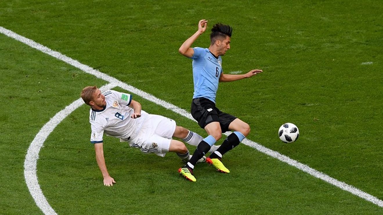 N-a cântat fanfara la Samara. Uruguay a strivit Rusia, scor 3-0, și a câștigat Grupa A. Gazdele au jucat 60 de minute în inferioritate numerică, ambele națiuni merg în optimi. Toți rușii au fost păcăliți de Suarez. Cronica meciului 