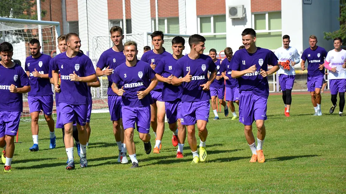 ASU Politehnica a plecat cu 25 de jucători în cantonament.** Cosmin Petruescu: 
