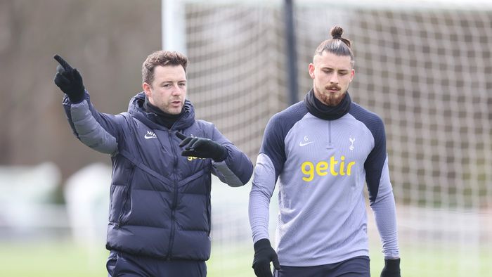 Se strâng problemele și dilemele pentru Radu Drăgușin. Ce va urma la Tottenham: „Asta ar trebui să facă”