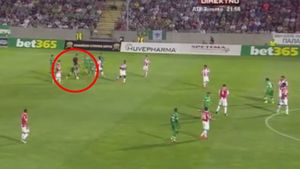 GOOOOOL Keșeru, din pasa lui Moți! VIDEO GENIAL | Fundașul român a păcălit toată echipa Stelei Roșii Belgrad la această fază. Cum a bătut lovitura liberă