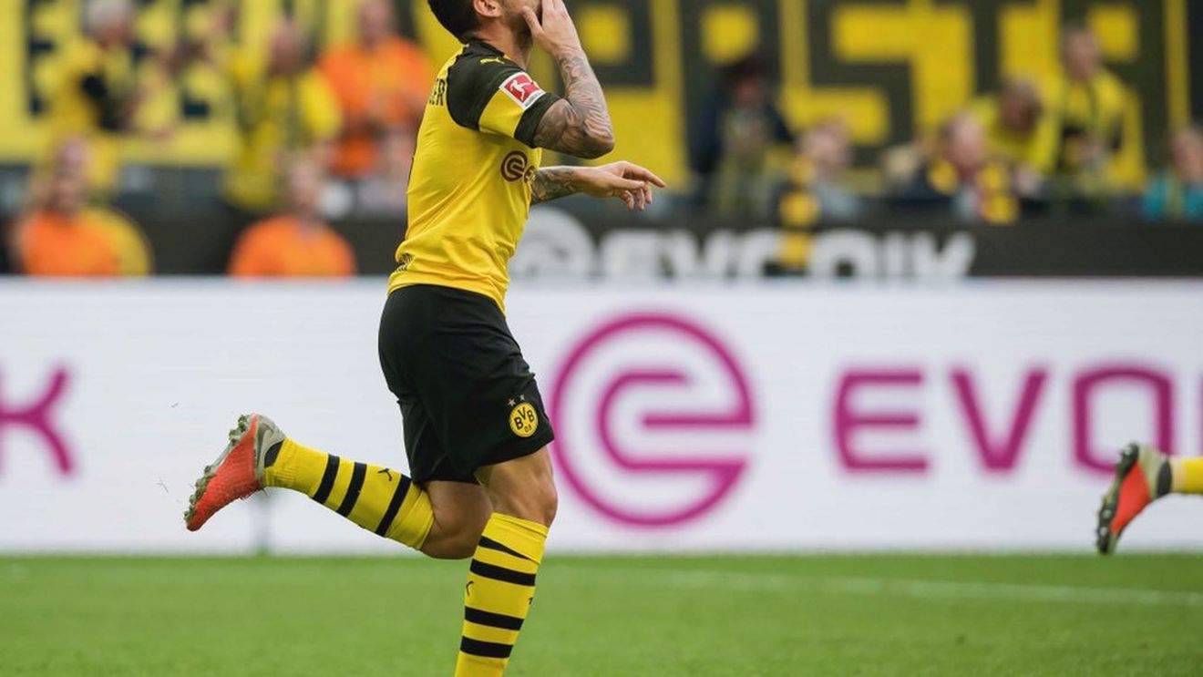 "Thriller" pe Signal Iduna Park. Borussia Dortmund rămâne lider în Bundesliga după un meci nebun cu Augsburg, în care s-au marcat 7 goluri. Paco Alcacer a fost imperial. Cum s-a descurcat Maxim în duelul cu Hertha Berlin + rezultatele complete și clasamentul