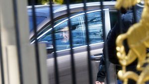 Imagini absolut fabuloase cu Gigi Becali și aghiotantul Ionuț Luțu! Ce Maybach? Ce Rolls Royce? Miliardarul de la FCSB nu a mai fost văzut niciodată într-o astfel de ipostază: conduce o mașină de „doar” 20.000 de euro! FOTO EXCLUSIV