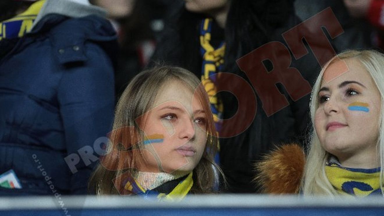 Protest în rime după primul meci de fotbal interzis bărbaților!** "Cum de ești răbdător? Cum poți? / Mă-ntreab-a mea iubită / „Ce slabi au fost, să plece toți! În frunte cu Răchită"