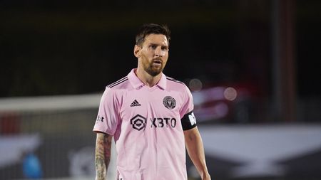 Nu i-a venit să creadă ochilor! Internaționalul român a dat nas în nas cu Leo Messi! Ce a făcut imediat după ce l-a întâlnit pe starul argentinian. FOTO