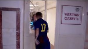 FOTO | "Mai bine vi le dați în cap!". Steliștii au spart ușa vestiarului după meciul cu Dinamo, iar Lăcătuș a reacționat imediat! Răsdan i-a lăsat mască pe colegi după lovitura aplicată. UPDATE | Academia Rapid, apel către jucătorul Stelei: "Îl așteptăm să repare ușa"