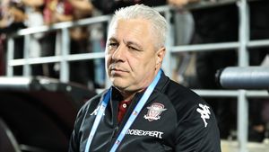 Mesajul lui Marius Şumudică, după ce a amenințat că pleacă de la Rapid pentru că a fost bombardat cu bulgări de fanii giuleşteni! Totul depinde acum de Dan Şucu