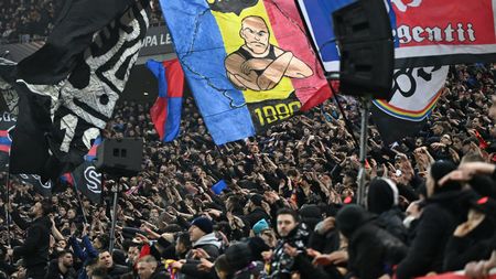 Ce n-ai văzut la TV în meciul FCSB - Manchester United 0-2, din Europa League. Momentul inedit în care englezii au aplaudat galeria roș-albaștrilor. SPECIAL