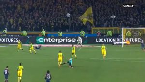 Scandal monstru în meciul dintre Nantes și PSG! VIDEO | Arbitrul a eliminat un fotbalist după ce l-a lovit peste picioare. Tătărușanu, implicat în momentele confuze. Reacția arbitrului: "Vreau să-mi cer scuze"