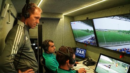 Absolut tot ce trebuie să știi despre tehnologia VAR care a fost introdusă în Superliga! Marius Avram explică: „Aparent pare ușor că stai acolo și te uiți la televizor, eventual bei și o bere, dar nu e așa” | VIDEO EXCLUSIV ProSport LIVE