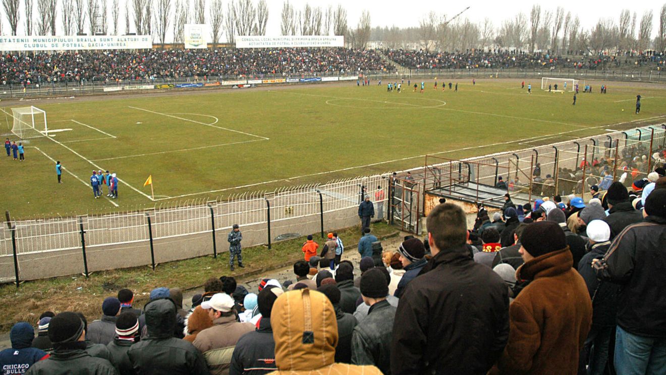 S-a ales praful de stadionul de 20.000 de locuri din România! Arena de fotbal a fost părăsită şi e o adevărată junglă, plină de buruieni