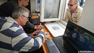  FOTO - Dudu Georgescu și Florin Bratu au vândut bilete fanilor dinamoviști. Surpriză pregătită suporterilor pentru miercuri