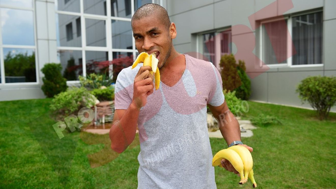 FOTO - Și străinii din Liga I spun "stop rasismului". Elton Figueiredo a preluat gestul lui Dani Alves