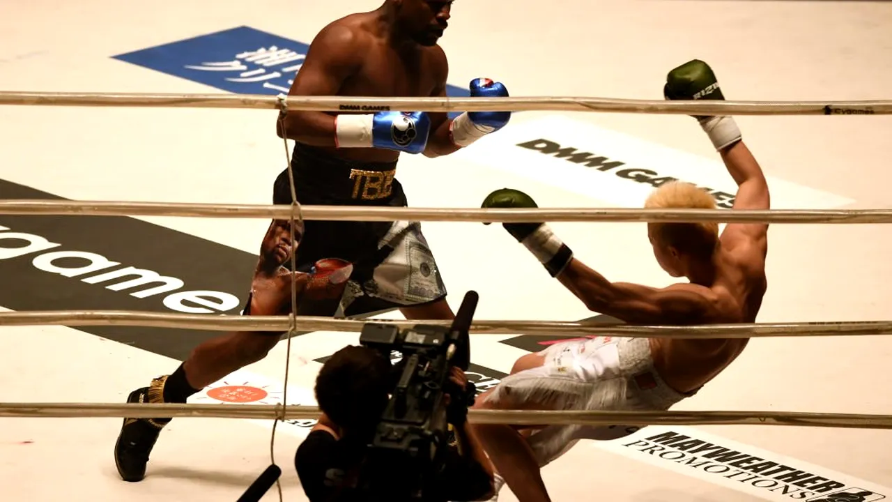 Mayweather l-a distrus pe japonezul Tenshin în prima rundă. VIDEO | Americanul n-a avut milă de adversarul său, care a fost salvat de propria echipă