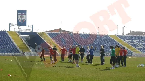 FOTO Antrenament în iarbă pentru fetele lui Voina! De ce a coborât naționala de handbal pe gazon