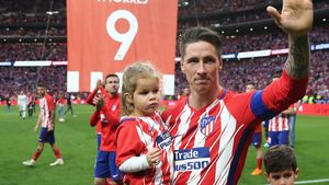FOTO | "Hasta pronto, Fernando". Torres și-a luat "rămas bun" de la fanii lui Atletico cu o dublă. Coregrafia fanilor madrileni, garda de onoare și stilul caracteristic de a marca