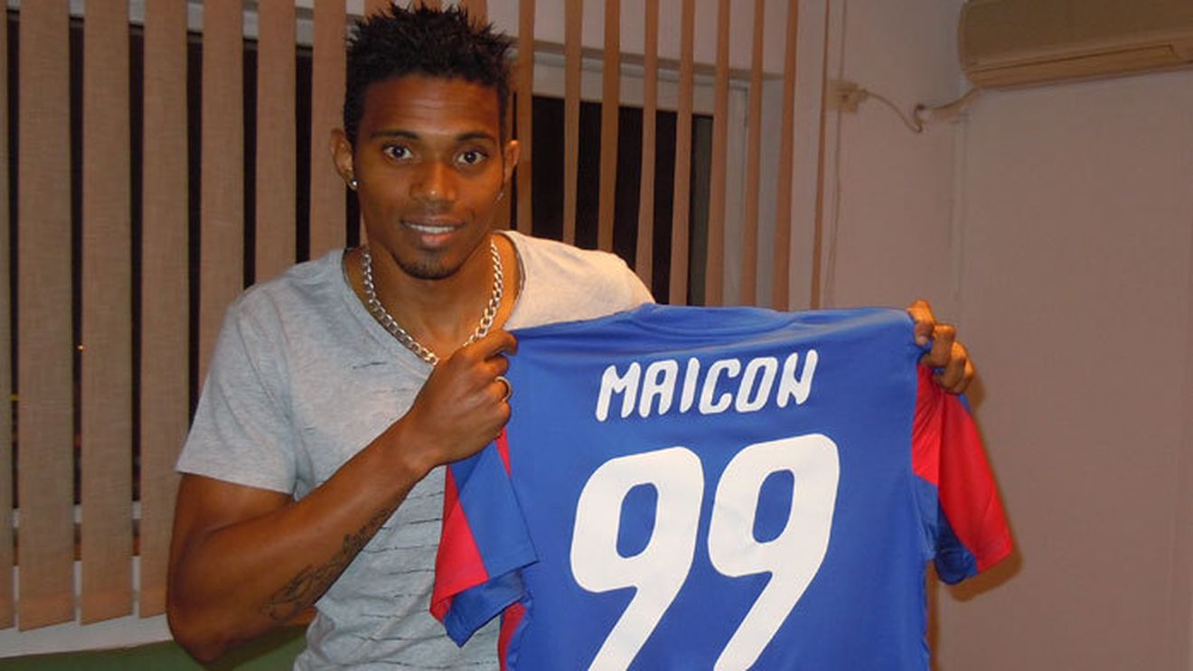 FOTO** Maicon, la prima poză cu tricoul Stelei: "Voi da totul pentru a-i mulțumit pe fani!"