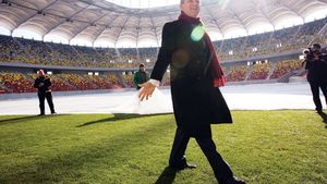Becali a ascuns gunoiul sub prelată: "Bă, e extraordinar terenul!"** Îngrijorător: adevărul despre gazonul de pe "Național Arena"