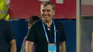 Gică Hagi a stârnit un cor de aplauze în tribune, în timpul partidei Farul Constanța - Universitatea Craiova 2-0. Schema cu care i-a surprins pe suporteri | VIDEO