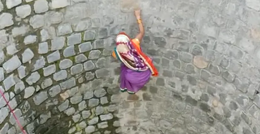 Femeile dintr-un sat din India își riscă viața pentru a face rost de apă. Trebuie să escaladăm pereții fântânilor