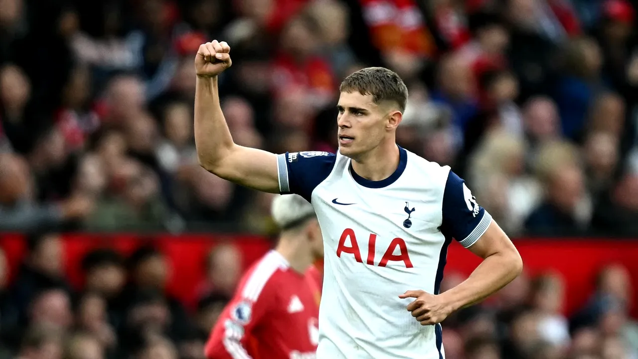 Ăsta da ghinion curat pentru Radu Drăguşin. Rivalul pe post de la Tottenham, Micky van de Ven, a făcut o cursă senzațională de 60 de metri şi a dat pasă de gol în derby-ul cu Manchester United