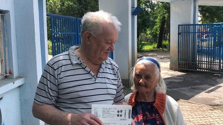 IMAGINEA ZILEI | La stadion, indiferent de vârstă. Un cuplu de suporteri steliști, la coada pentru bilete din Ghencea încă de la prima oră

