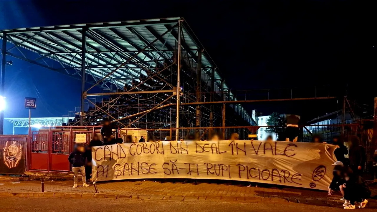 Suporterii lui U Cluj au trecut la amenințări! Mesaje dure afișate în fieful rivalei CFR Cluj, chiar lângă casele de bilete | FOTO