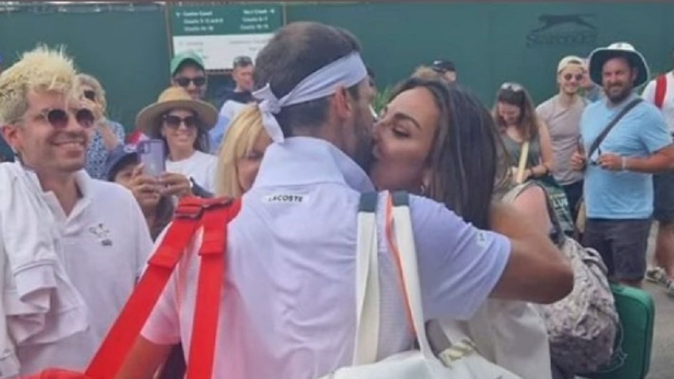 Grigor Dimitrov și Mădălina Ghenea n-au mai ținut cont că îi vede toată lumea! Ipostaza în care au fost surprinși în complexul de la Wimbledon | FOTO
