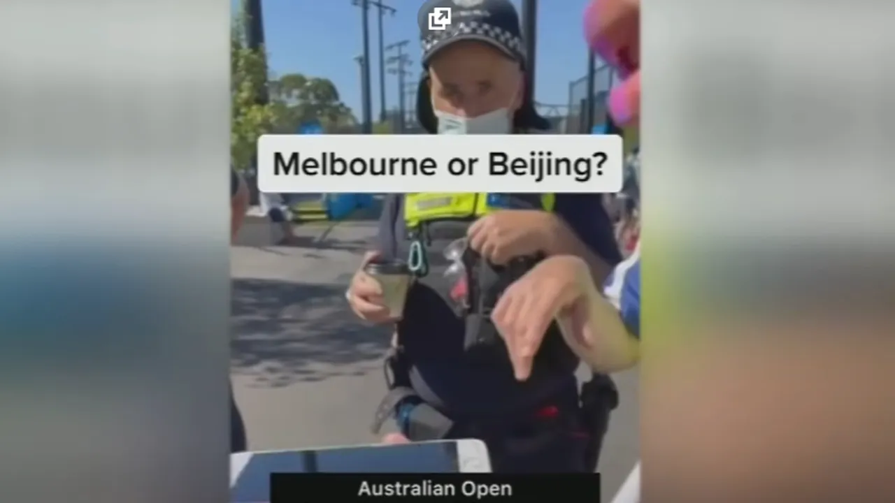 Scandal monstru la Australian Open, înainte ca Simona Halep să joace împotriva lui Alize Cornet! Oamenii de la securitate au intervenit imediat și i-au pus să se dezbrace pe fanii care purtau tricouri cu o întrebare incomodă: „Unde este?”