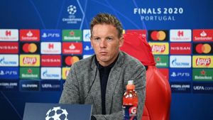 Antrenorul Julian Nagelsmann militează pentru tehnologie mai avansată în fotbal. „Fundaşul ar trebui să aibă căşti pentru a-şi asculta mai bine antrenorul"