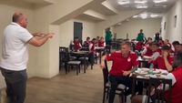 ”Poate să curgă sânge pe teren, nu e problemă!” Discursul plin de patos al lui Laszlo Dioszegi în fața jucătorilor de la Sepsi OSK, înainte de meciul care îi poate aduce întoarcerea în prima ligă. VIDEO