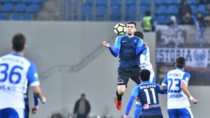 CS U Craiova - Viitorul 3-1. "Poneii" urcă temporar pe locul secund. Țucudean a marcat superb, însă eliminarea lui Țîru a decis jocul