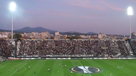 FOTO | Bannerul lui PAOK, pe modelul Stelei. Mesajul afișat de greci la partida cu Chelsea poate costa scump clubul lui Lucescu


